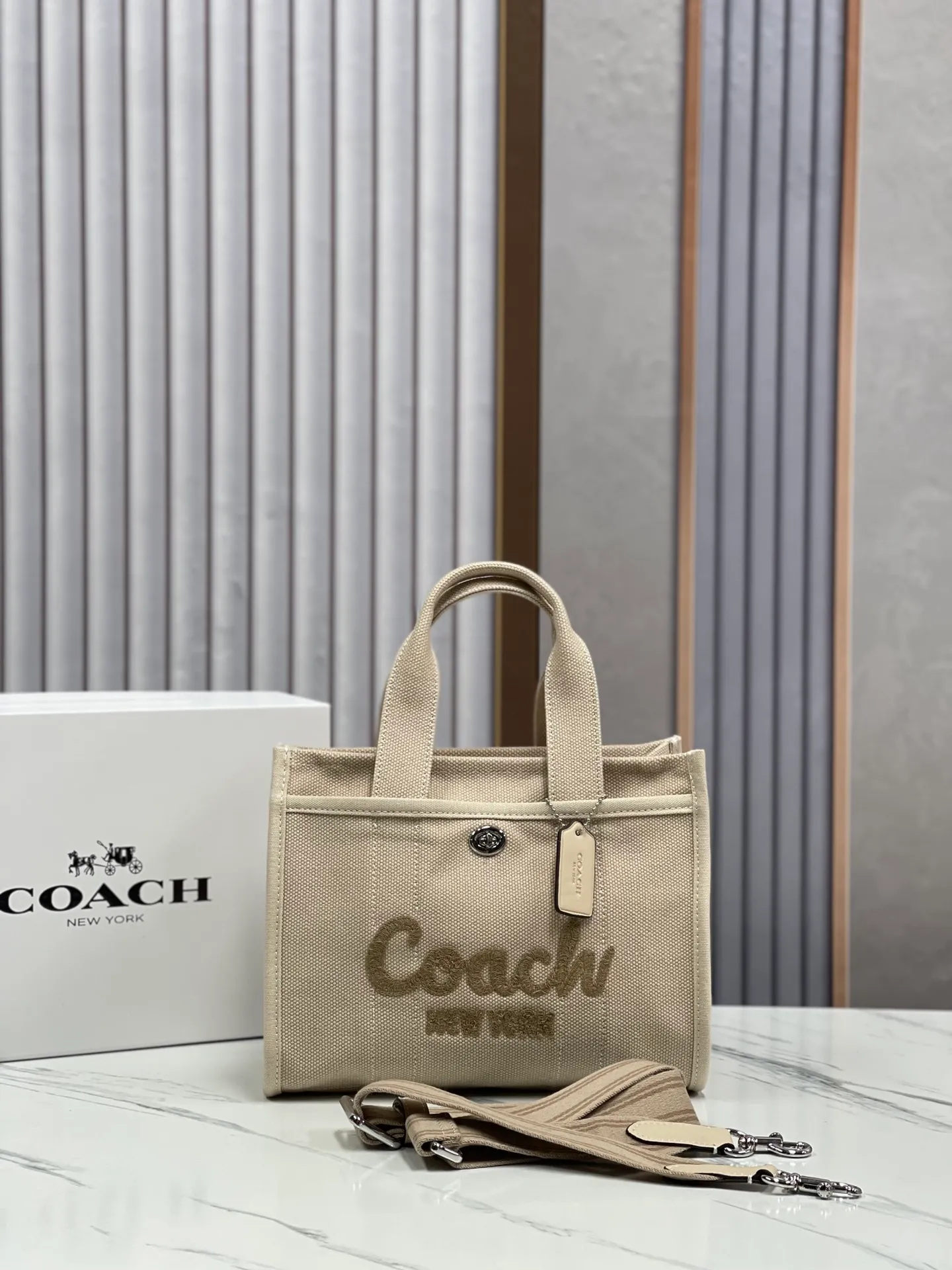 Batch 460💰Coach’s January new model CP428 cargo tote is a must-have for commuting. It meets daily needs. Exquisite letter embroidery texture and full closed zipper design, very safe√Size 26X19.5X13