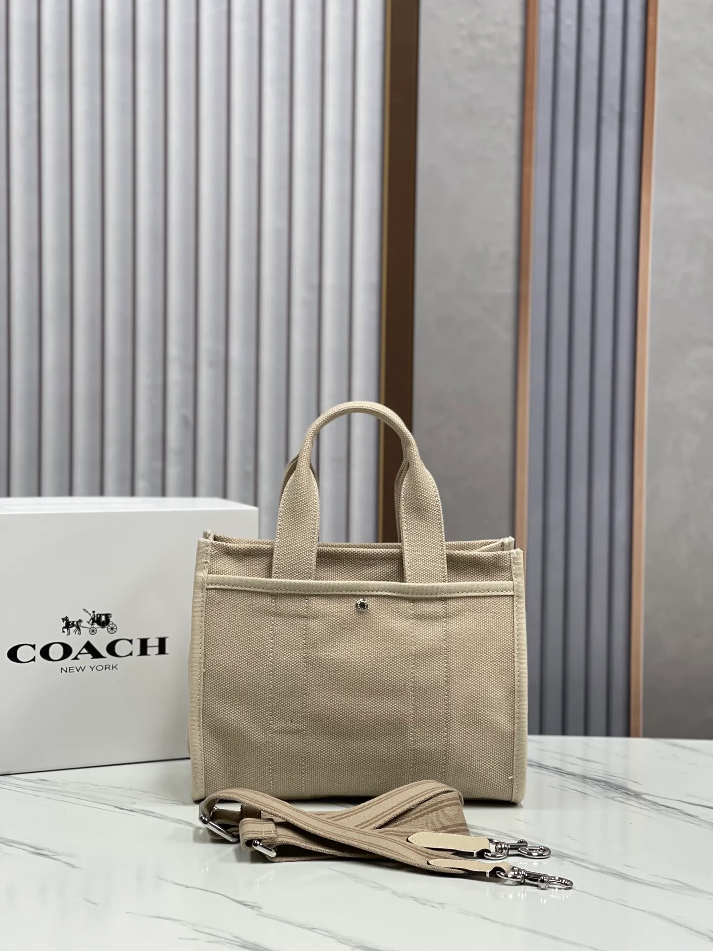 Batch 460💰Coach’s January new model CP428 cargo tote is a must-have for commuting. It meets daily needs. Exquisite letter embroidery texture and full closed zipper design, very safe√Size 26X19.5X13
