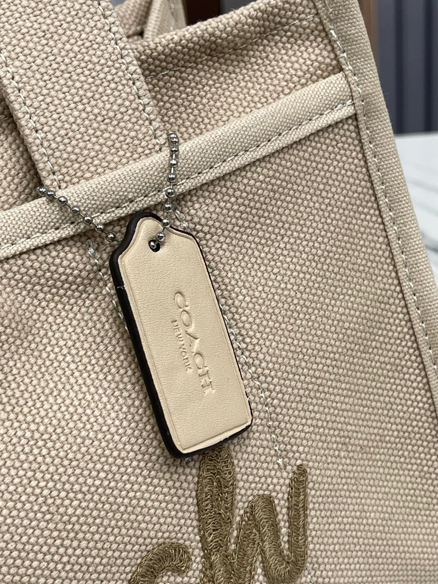 Batch 460💰Coach’s January new model CP428 cargo tote is a must-have for commuting. It meets daily needs. Exquisite letter embroidery texture and full closed zipper design, very safe√Size 26X19.5X13