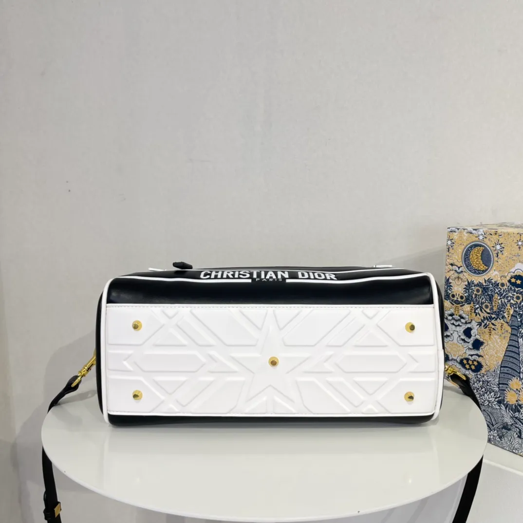 All categories Official website "Brand Women's Bags" Women's Bags 💙 DIOR 2022 Official New Dior Crossbody Bag Wholesale Large Size 58002000 Small Size 58001900 High Quality Specifications: Large Size 33-19.5-11CM Small Size 19-13-8CM
