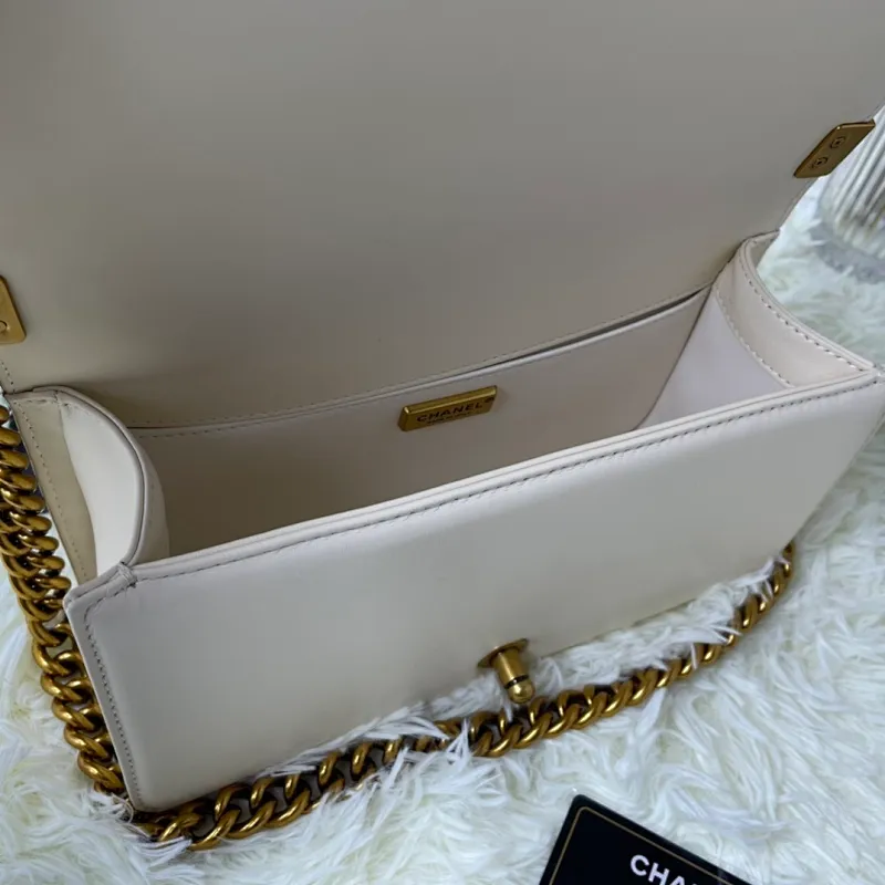 All Categories Official Website "Brand Women's Bags" Women's Bags 💙 DIOR Dior Rare Pearl Fish BOY Handle Pearl Fish Leather Bag The surroundings are purely hand-woven and equipped with retro hardware. The reason why the fully imported sheepskin lining is named "Le Boy" is mainly due to Ms. Coco's Boyish attitude. Director Karl Lagerfeld