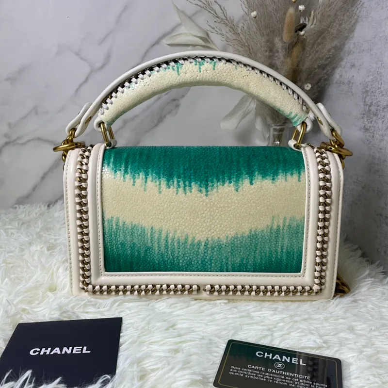 All Categories Official Website "Brand Women's Bags" Women's Bags 💙 DIOR Dior Rare Pearl Fish BOY Handle Pearl Fish Leather Bag The surroundings are purely hand-woven and equipped with retro hardware. The reason why the fully imported sheepskin lining is named "Le Boy" is mainly due to Ms. Coco's Boyish attitude. Director Karl Lagerfeld
