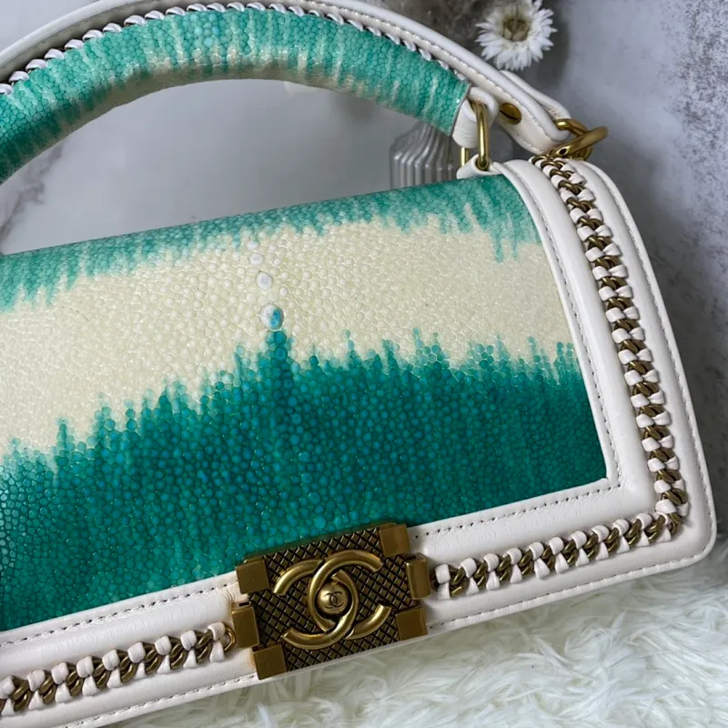 All Categories Official Website "Brand Women's Bags" Women's Bags 💙 DIOR Dior Rare Pearl Fish BOY Handle Pearl Fish Leather Bag The surroundings are purely hand-woven and equipped with retro hardware. The reason why the fully imported sheepskin lining is named "Le Boy" is mainly due to Ms. Coco's Boyish attitude. Director Karl Lagerfeld