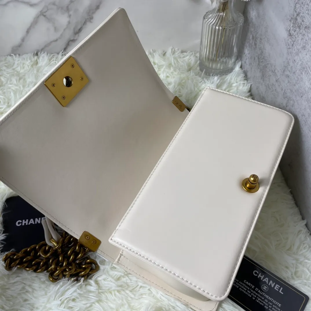 All Categories Official Website "Brand Women's Bags" Women's Bags 💙 DIOR Dior Rare Pearl Fish BOY Handle Pearl Fish Leather Bag The surroundings are purely hand-woven and equipped with retro hardware. The reason why the fully imported sheepskin lining is named "Le Boy" is mainly due to Ms. Coco's Boyish attitude. Director Karl Lagerfeld