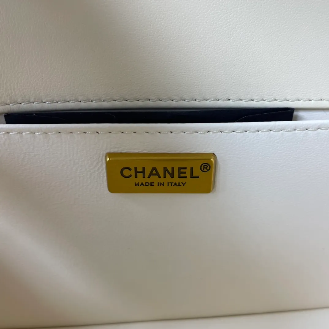 All Categories Official Website "Brand Women's Bags" Women's Bags 💙 DIOR Dior Rare Pearl Fish BOY Handle Pearl Fish Leather Bag The surroundings are purely hand-woven and equipped with retro hardware. The reason why the fully imported sheepskin lining is named "Le Boy" is mainly due to Ms. Coco's Boyish attitude. Director Karl Lagerfeld