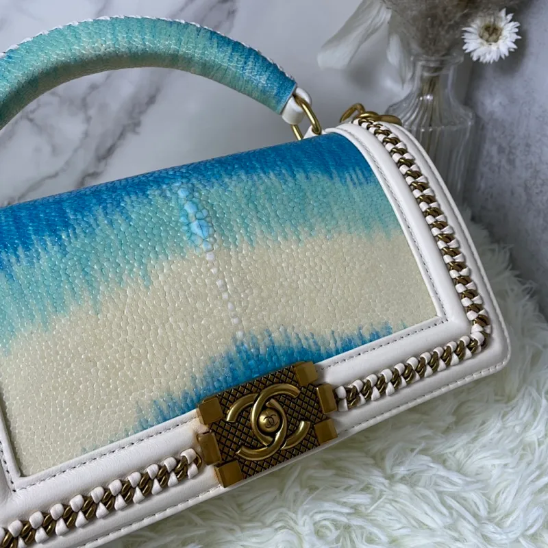 All Categories Official Website "Brand Women's Bags" Women's Bags 💙 DIOR Dior Rare Pearl Fish BOY Handle Pearl Fish Leather Bag The surroundings are purely hand-woven and equipped with retro hardware. The reason why the fully imported sheepskin lining is named "Le Boy" is mainly due to Ms. Coco's Boyish attitude. Director Karl Lagerfeld