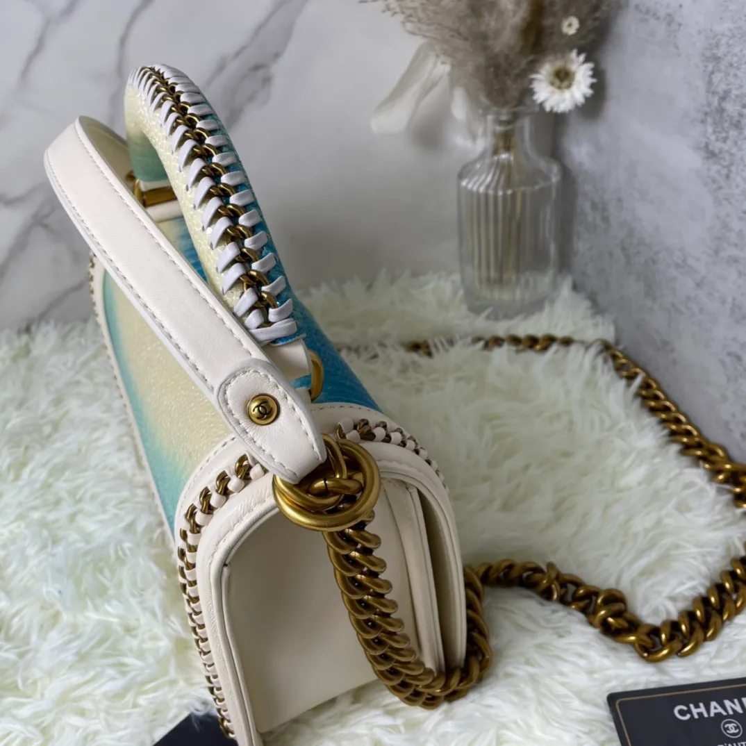 All Categories Official Website "Brand Women's Bags" Women's Bags 💙 DIOR Dior Rare Pearl Fish BOY Handle Pearl Fish Leather Bag The surroundings are purely hand-woven and equipped with retro hardware. The reason why the fully imported sheepskin lining is named "Le Boy" is mainly due to Ms. Coco's Boyish attitude. Director Karl Lagerfeld