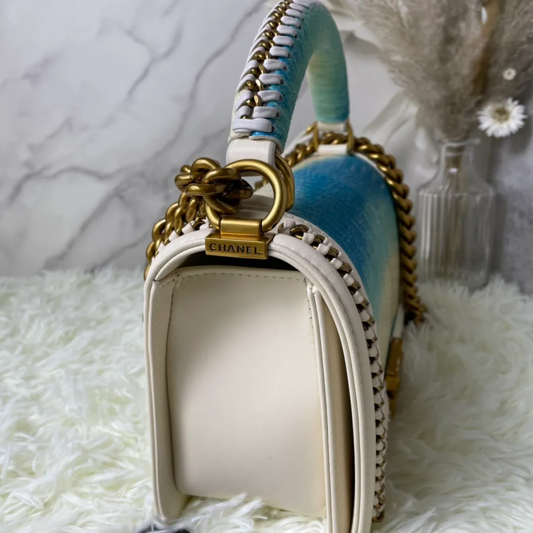All Categories Official Website "Brand Women's Bags" Women's Bags 💙 DIOR Dior Rare Pearl Fish BOY Handle Pearl Fish Leather Bag The surroundings are purely hand-woven and equipped with retro hardware. The reason why the fully imported sheepskin lining is named "Le Boy" is mainly due to Ms. Coco's Boyish attitude. Director Karl Lagerfeld