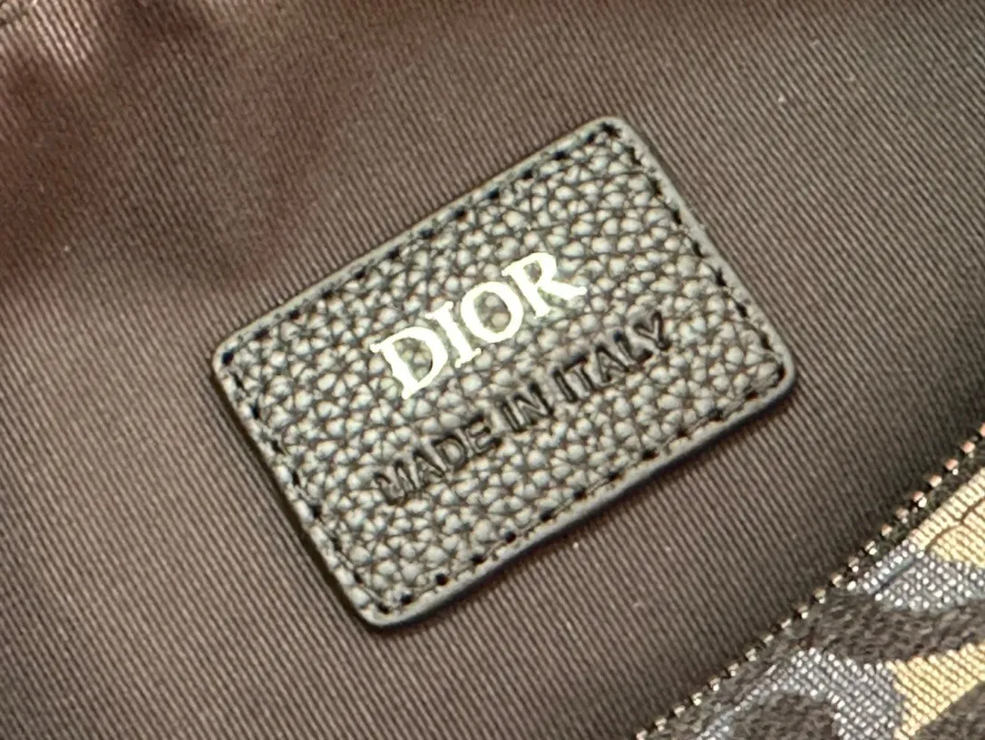 All categories Official website "Brand Women's Bags" Women's Bags 💙 DIOR 2025 new DIOR toiletry bag