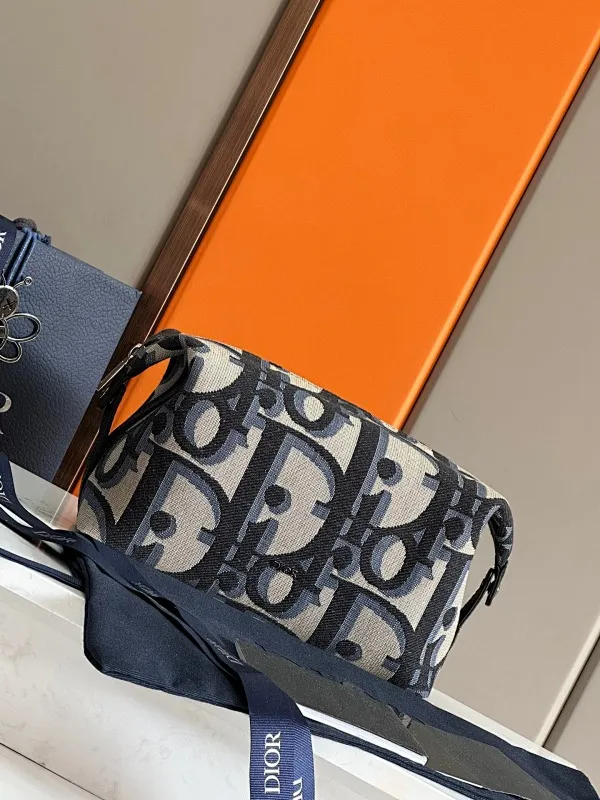 All categories Official website "Brand Women's Bags" Women's Bags 💙 DIOR 2025 new DIOR toiletry bag