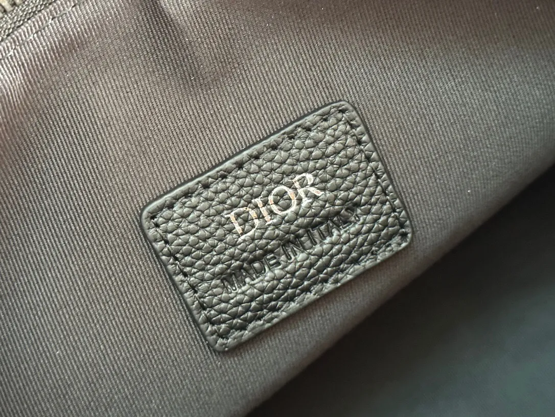 All categories Official website "Brand Women's Bags" Women's Bags 💙 DIOR 2025 new DIOR toiletry bag