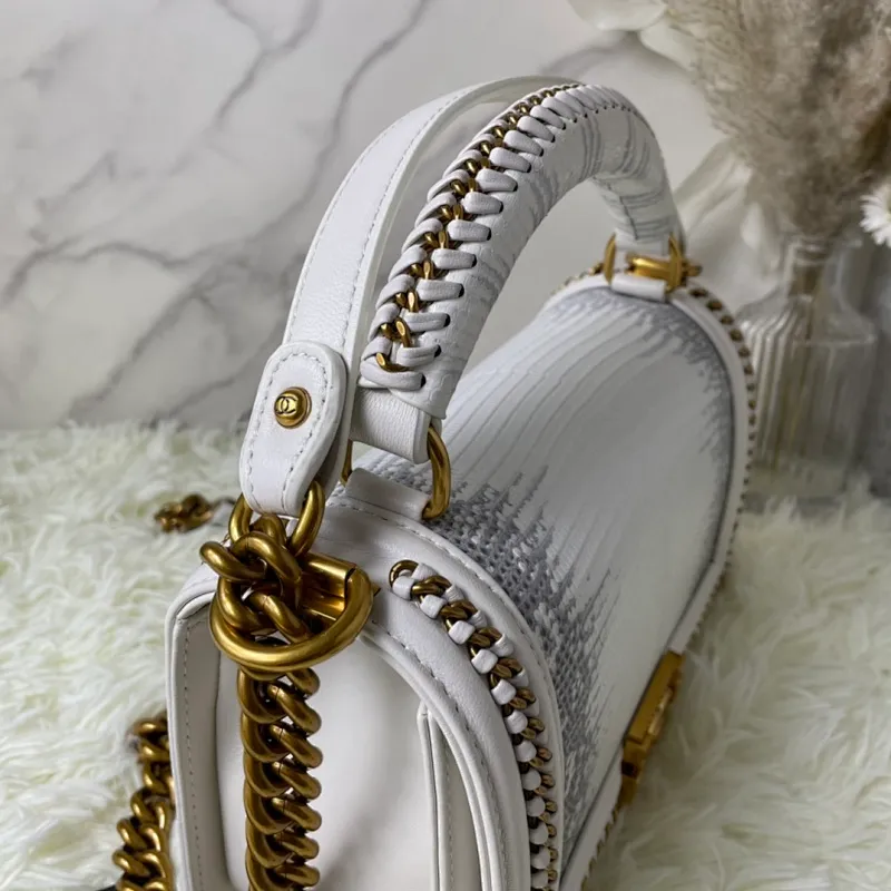 All Categories Official Website "Brand Women's Bags" Women's Bags 💙 DIOR Dior Rare Pearl Fish BOY Handle Pearl Fish Leather Bag The surroundings are purely hand-woven and equipped with retro hardware. The reason why the fully imported sheepskin lining is named "Le Boy" is mainly due to Ms. Coco's Boyish attitude. Director Karl Lagerfeld