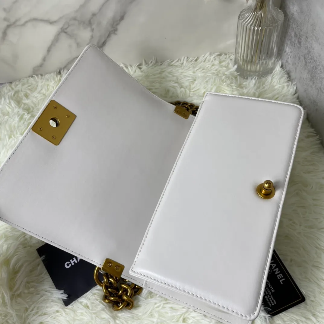 All Categories Official Website "Brand Women's Bags" Women's Bags 💙 DIOR Dior Rare Pearl Fish BOY Handle Pearl Fish Leather Bag The surroundings are purely hand-woven and equipped with retro hardware. The reason why the fully imported sheepskin lining is named "Le Boy" is mainly due to Ms. Coco's Boyish attitude. Director Karl Lagerfeld