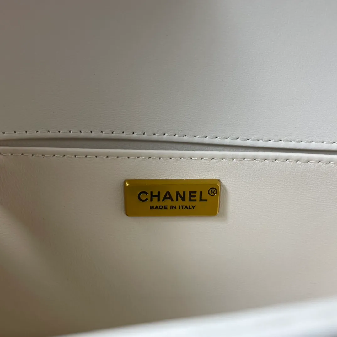 All Categories Official Website "Brand Women's Bags" Women's Bags 💙 DIOR Dior Rare Pearl Fish BOY Handle Pearl Fish Leather Bag The surroundings are purely hand-woven and equipped with retro hardware. The reason why the fully imported sheepskin lining is named "Le Boy" is mainly due to Ms. Coco's Boyish attitude. Director Karl Lagerfeld
