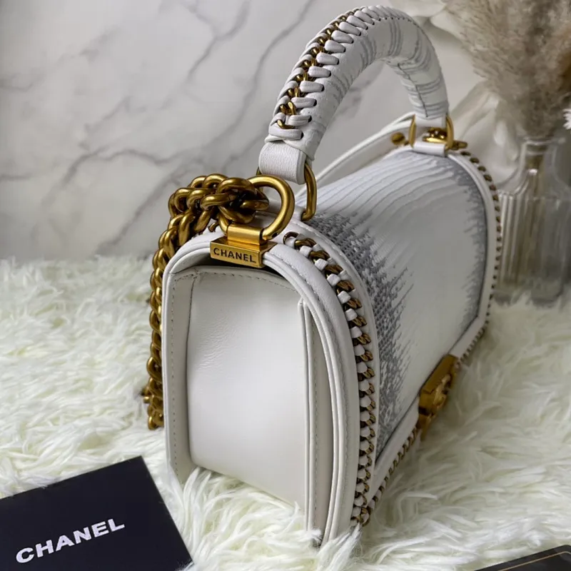 All Categories Official Website "Brand Women's Bags" Women's Bags 💙 DIOR Dior Rare Pearl Fish BOY Handle Pearl Fish Leather Bag The surroundings are purely hand-woven and equipped with retro hardware. The reason why the fully imported sheepskin lining is named "Le Boy" is mainly due to Ms. Coco's Boyish attitude. Director Karl Lagerfeld