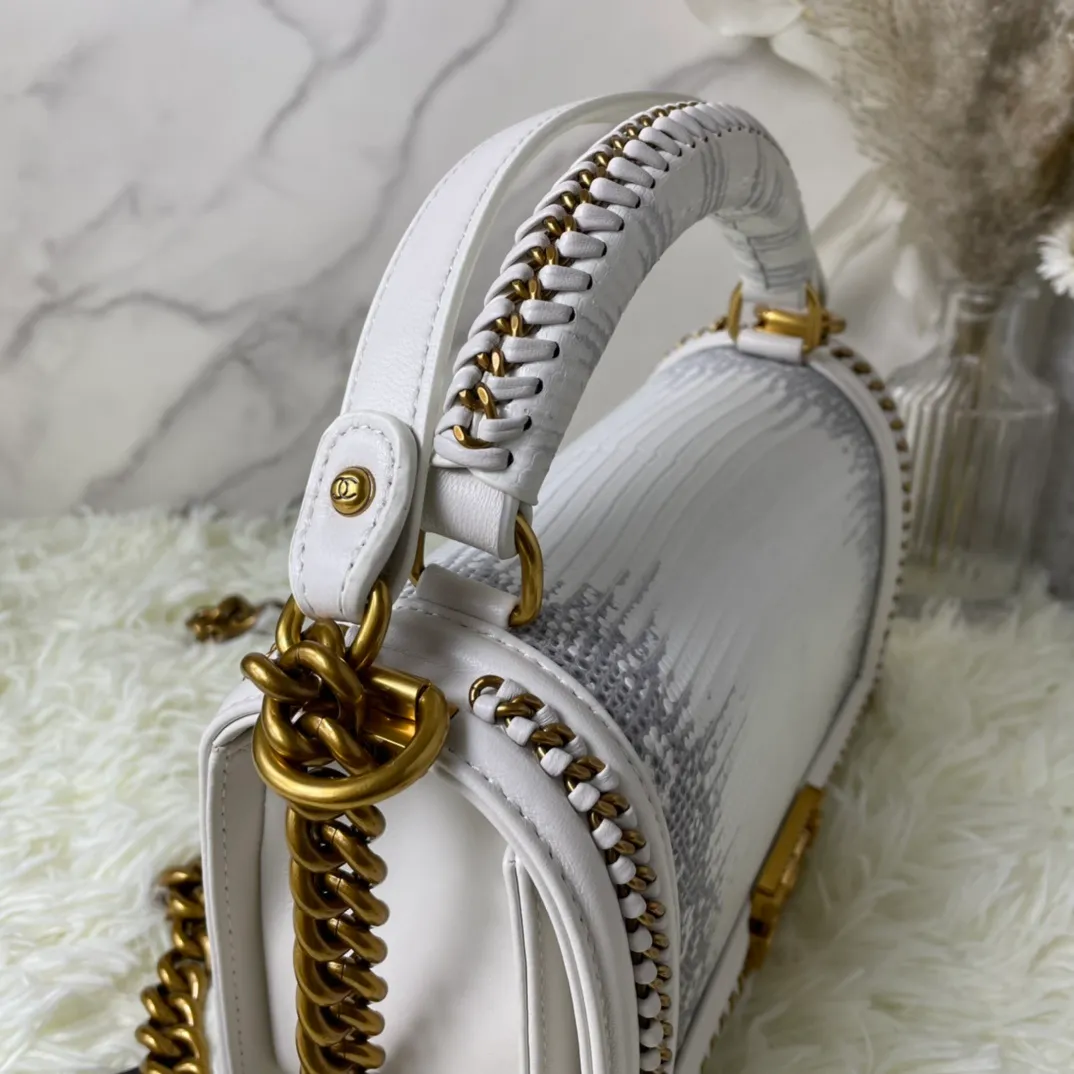 All Categories Official Website "Brand Women's Bags" Women's Bags 💙 DIOR Dior Rare Pearl Fish BOY Handle Pearl Fish Leather Bag The surroundings are purely hand-woven and equipped with retro hardware. The reason why the fully imported sheepskin lining is named "Le Boy" is mainly due to Ms. Coco's Boyish attitude. Director Karl Lagerfeld