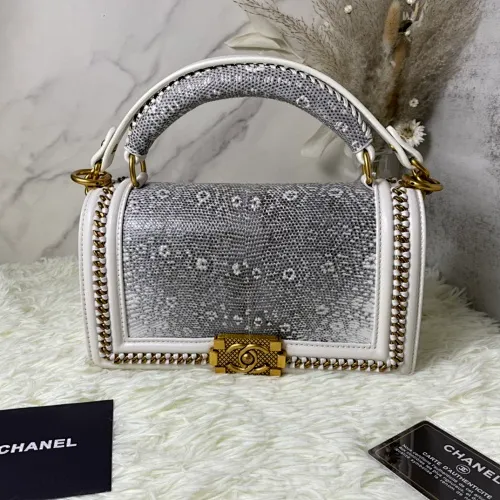 All Categories Official Website "Brand Women's Bags" Women's Bags 💙 DIOR Dior Rare Pearl Fish BOY Handle Pearl Fish Leather Bag The surroundings are purely hand-woven and equipped with retro hardware. The reason why the fully imported sheepskin lining is named "Le Boy" is mainly due to Ms. Coco's Boyish attitude. Director Karl Lagerfeld
