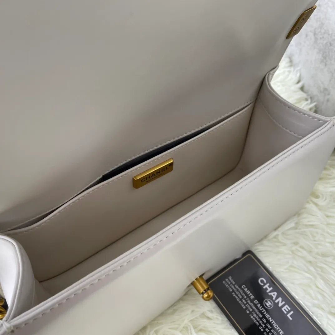 All Categories Official Website "Brand Women's Bags" Women's Bags 💙 DIOR Dior Rare Pearl Fish BOY Handle Pearl Fish Leather Bag The surroundings are purely hand-woven and equipped with retro hardware. The reason why the fully imported sheepskin lining is named "Le Boy" is mainly due to Ms. Coco's Boyish attitude. Director Karl Lagerfeld