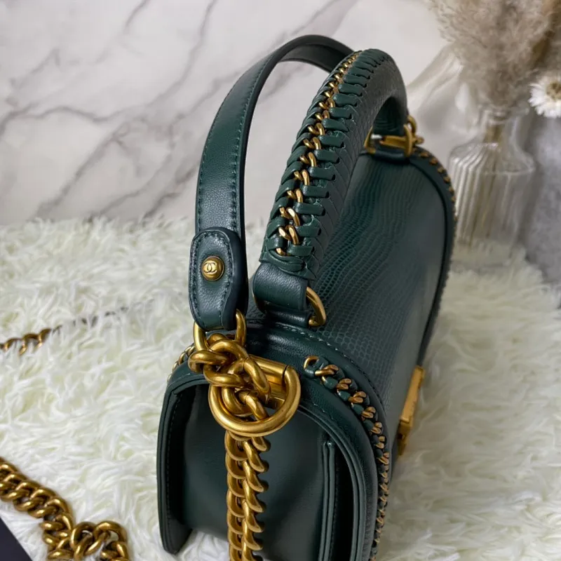 All Categories Official Website "Brand Women's Bags" Women's Bags 💙 DIOR Dior Rare Pearl Fish BOY Handle Pearl Fish Leather Bag The surroundings are purely hand-woven and equipped with retro hardware. The reason why the fully imported sheepskin lining is named "Le Boy" is mainly due to Ms. Coco's Boyish attitude. Director Karl Lagerfeld