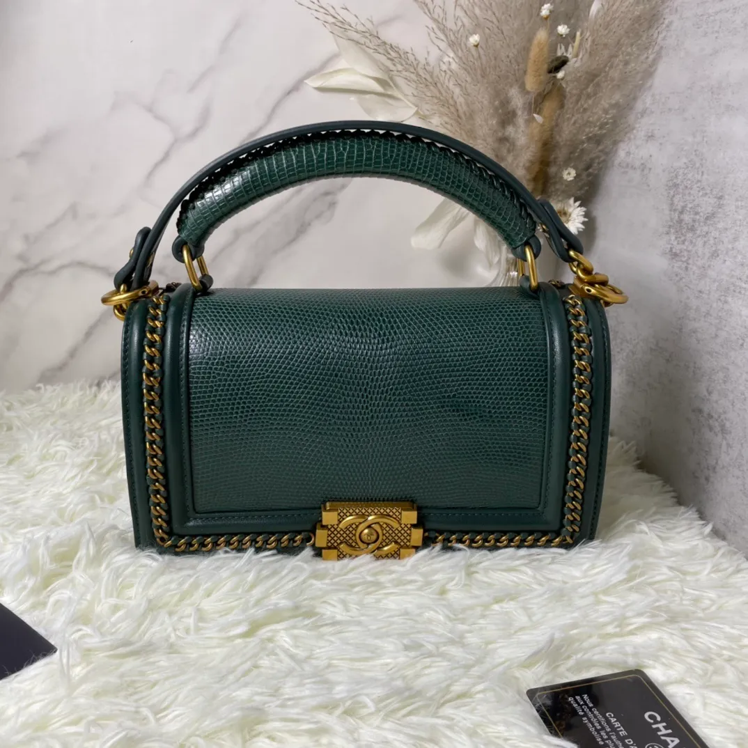 All Categories Official Website "Brand Women's Bags" Women's Bags 💙 DIOR Dior Rare Pearl Fish BOY Handle Pearl Fish Leather Bag The surroundings are purely hand-woven and equipped with retro hardware. The reason why the fully imported sheepskin lining is named "Le Boy" is mainly due to Ms. Coco's Boyish attitude. Director Karl Lagerfeld