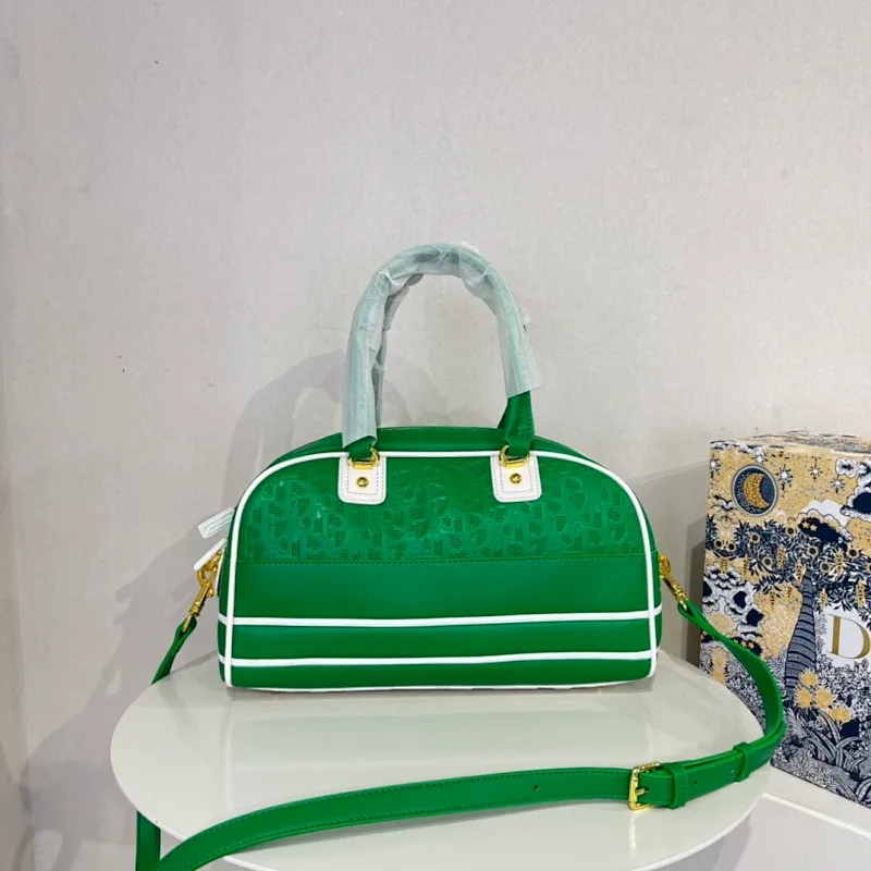 All categories Official website "Brand Women's Bags" Women's Bags 💙 DIOR 2022 Official New Dior Crossbody Bag Wholesale Large Size 58002000 Small Size 58001900 High Quality Specifications: Large Size 33-19.5-11CM Small Size 19-13-8CM