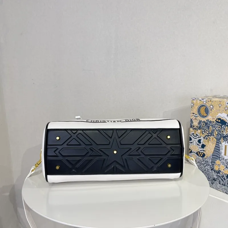 All categories Official website "Brand Women's Bags" Women's Bags 💙 DIOR 2022 Official New Dior Crossbody Bag Wholesale Large Size 58002000 Small Size 58001900 High Quality Specifications: Large Size 33-19.5-11CM Small Size 19-13-8CM