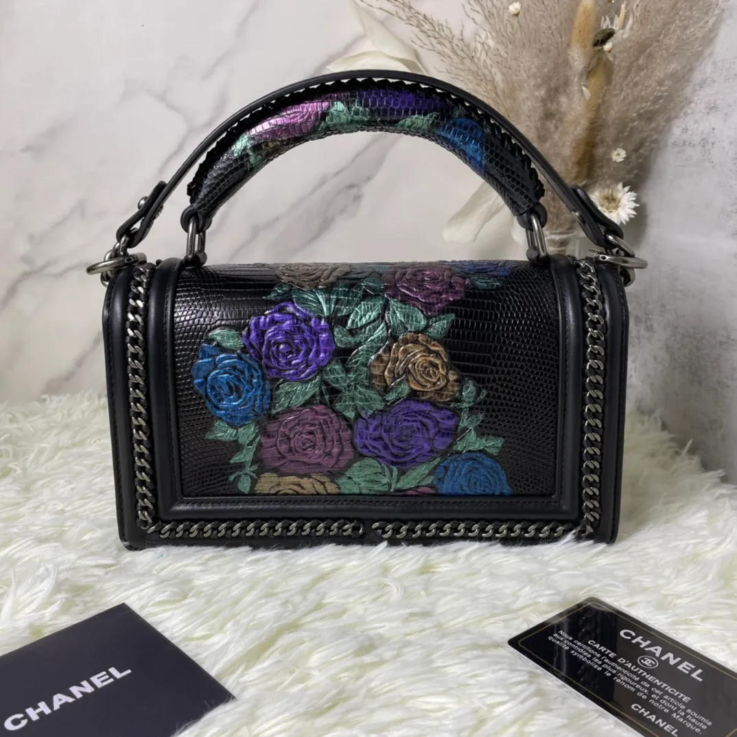 All Categories Official Website "Brand Women's Bags" Women's Bags 💙 DIOR Dior Rare Pearl Fish BOY Handle Pearl Fish Leather Bag The surroundings are purely hand-woven and equipped with retro hardware. The reason why the fully imported sheepskin lining is named "Le Boy" is mainly due to Ms. Coco's Boyish attitude. Director Karl Lagerfeld