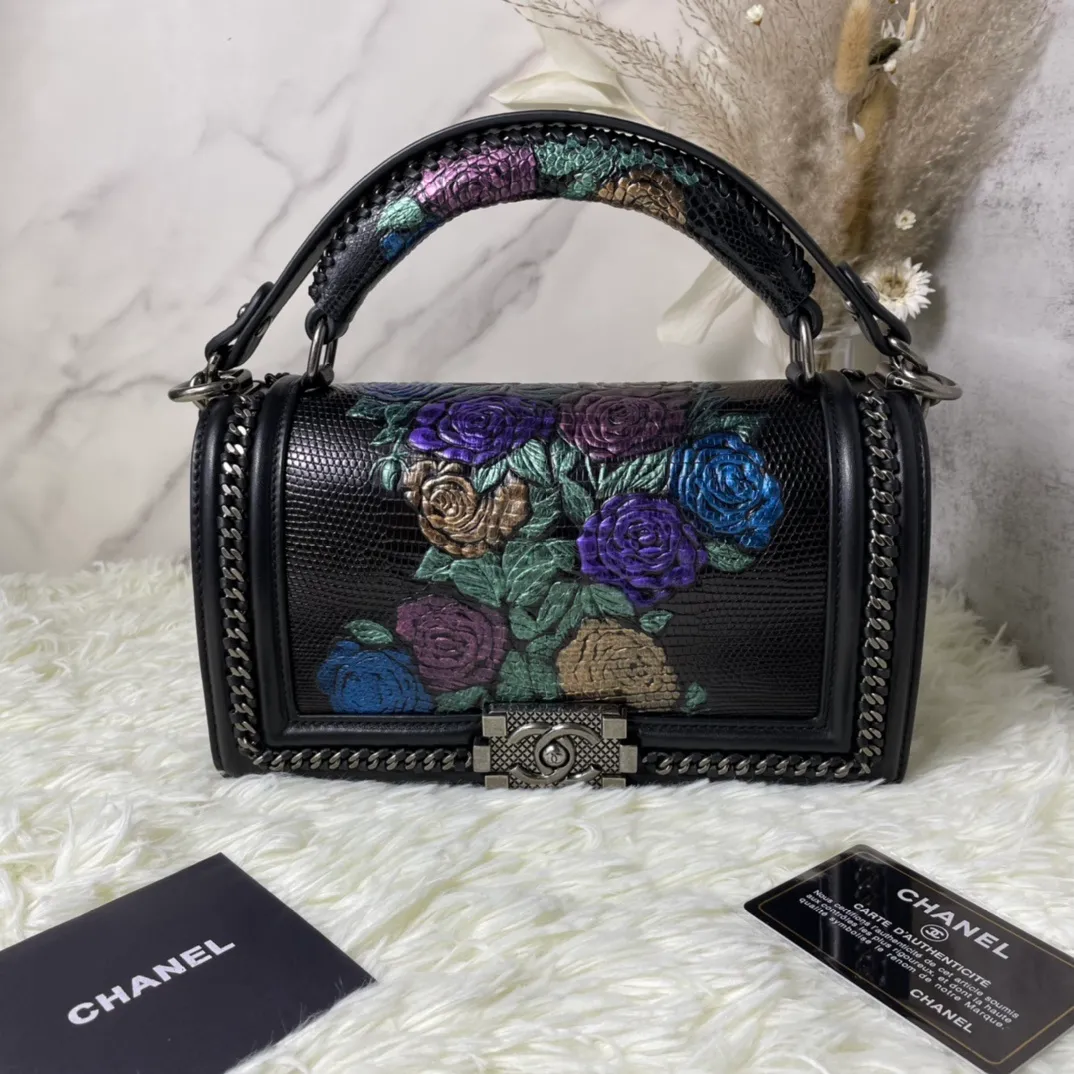 All Categories Official Website "Brand Women's Bags" Women's Bags 💙 DIOR Dior Rare Pearl Fish BOY Handle Pearl Fish Leather Bag The surroundings are purely hand-woven and equipped with retro hardware. The reason why the fully imported sheepskin lining is named "Le Boy" is mainly due to Ms. Coco's Boyish attitude. Director Karl Lagerfeld