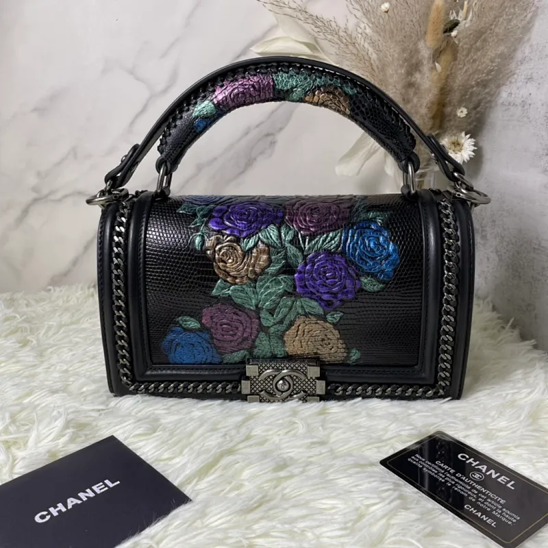 All Categories Official Website "Brand Women's Bags" Women's Bags 💙 DIOR Dior Rare Pearl Fish BOY Handle Pearl Fish Leather Bag The surroundings are purely hand-woven and equipped with retro hardware. The reason why the fully imported sheepskin lining is named "Le Boy" is mainly due to Ms. Coco's Boyish attitude. Director Karl Lagerfeld