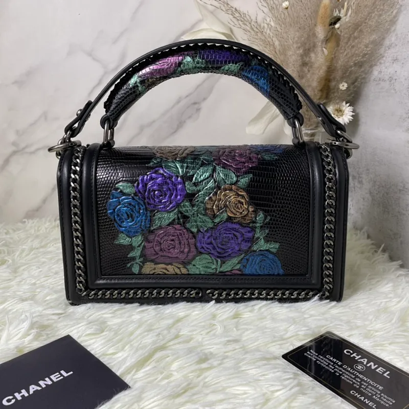 All Categories Official Website "Brand Women's Bags" Women's Bags 💙 DIOR Dior Rare Pearl Fish BOY Handle Pearl Fish Leather Bag The surroundings are purely hand-woven and equipped with retro hardware. The reason why the fully imported sheepskin lining is named "Le Boy" is mainly due to Ms. Coco's Boyish attitude. Director Karl Lagerfeld