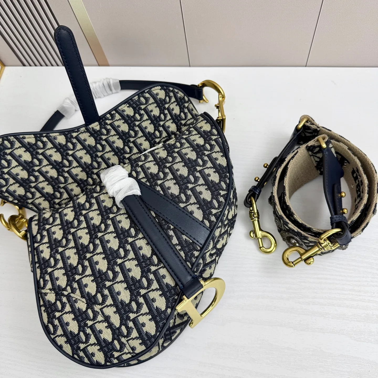 All categories Official website "Brand Women's Bags" Women's Bags 💙 DIOR DIOR 2026 new crossbody shoulder bag