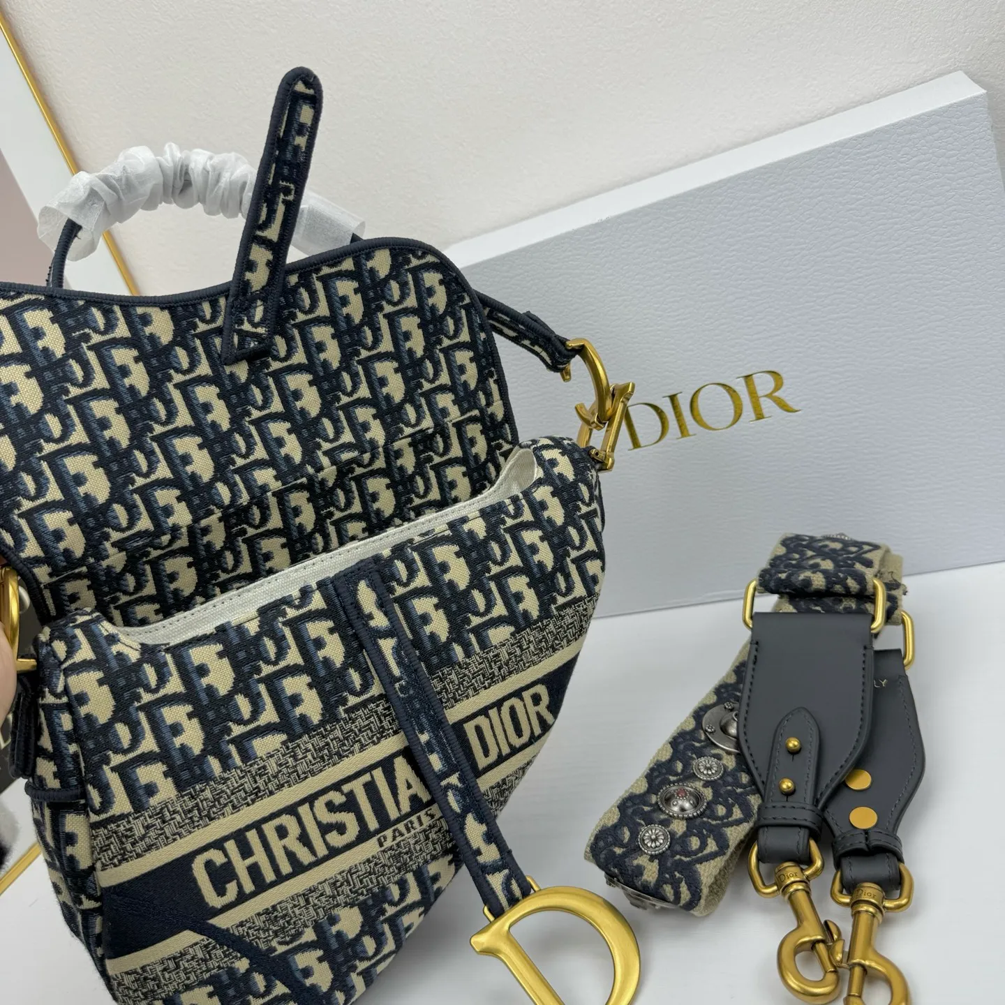 All categories Official website "Brand Women's Bags" Women's Bags 💙 DIOR DIOR 2026 new crossbody shoulder bag