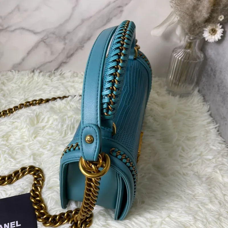 All Categories Official Website "Brand Women's Bags" Women's Bags 💙 DIOR Dior Rare Pearl Fish BOY Handle Pearl Fish Leather Bag The surroundings are purely hand-woven and equipped with retro hardware. The reason why the fully imported sheepskin lining is named "Le Boy" is mainly due to Ms. Coco's Boyish attitude. Director Karl Lagerfeld