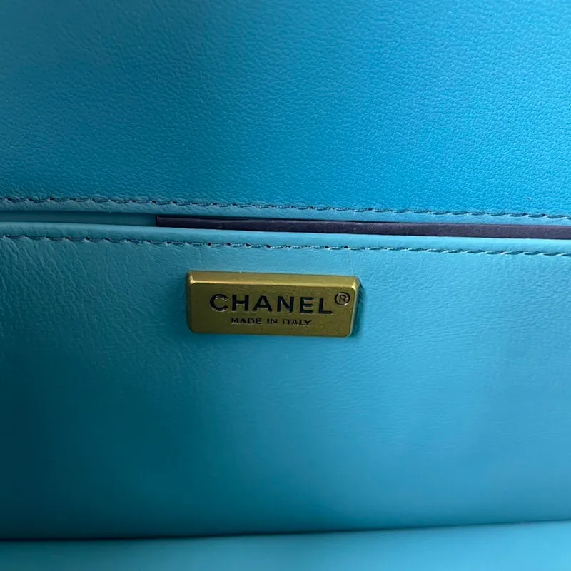 All Categories Official Website "Brand Women's Bags" Women's Bags 💙 DIOR Dior Rare Pearl Fish BOY Handle Pearl Fish Leather Bag The surroundings are purely hand-woven and equipped with retro hardware. The reason why the fully imported sheepskin lining is named "Le Boy" is mainly due to Ms. Coco's Boyish attitude. Director Karl Lagerfeld