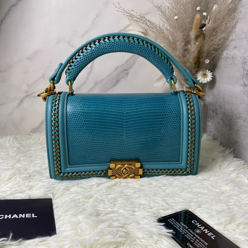 All Categories Official Website "Brand Women's Bags" Women's Bags 💙 DIOR Dior Rare Pearl Fish BOY Handle Pearl Fish Leather Bag The surroundings are purely hand-woven and equipped with retro hardware. The reason why the fully imported sheepskin lining is named "Le Boy" is mainly due to Ms. Coco's Boyish attitude. Director Karl Lagerfeld