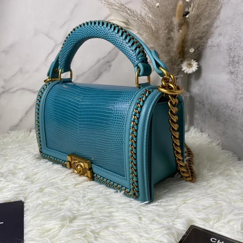 All Categories Official Website "Brand Women's Bags" Women's Bags 💙 DIOR Dior Rare Pearl Fish BOY Handle Pearl Fish Leather Bag The surroundings are purely hand-woven and equipped with retro hardware. The reason why the fully imported sheepskin lining is named "Le Boy" is mainly due to Ms. Coco's Boyish attitude. Director Karl Lagerfeld