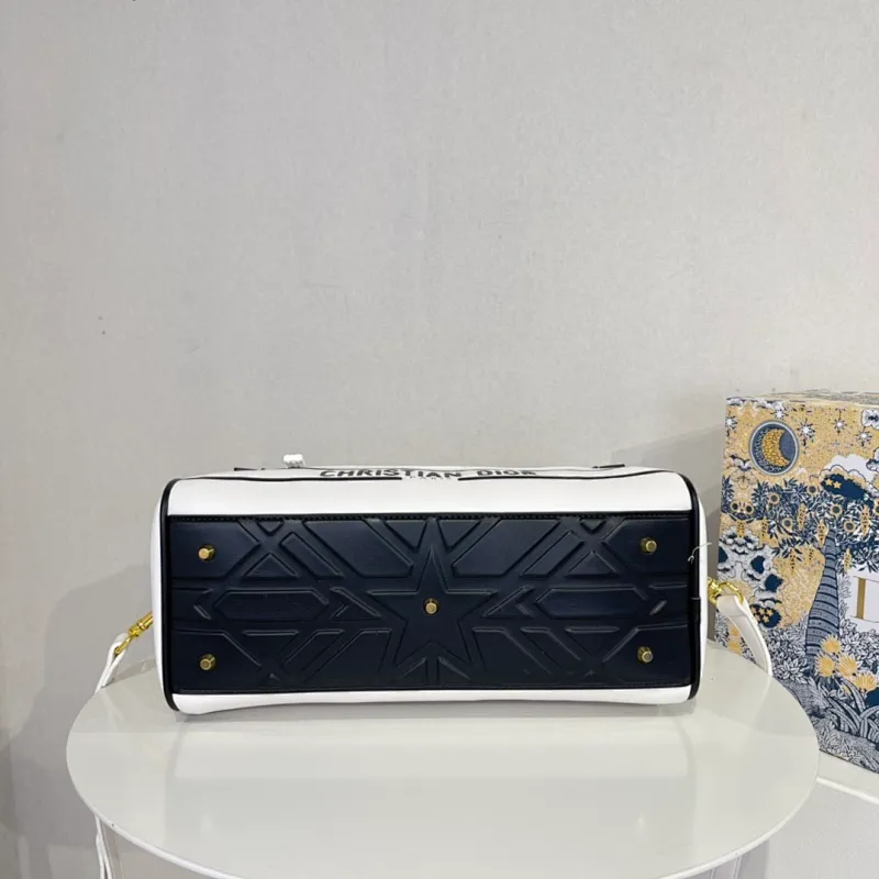 All categories Official website "Brand Women's Bags" Women's Bags 💙 DIOR 2022 Official New Dior Crossbody Bag Wholesale Large Size 58002000 Small Size 58001900 High Quality Specifications: Large Size 33-19.5-11CM Small Size 19-13-8CM