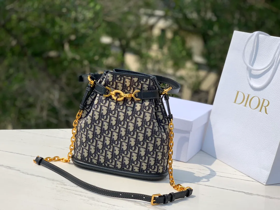 ❗️❗️❗️Free shipping with SF Express for year-end events❗️❗️❗️ 💰1600 Size: 24×10×24.5cm Hong Kong channel order! Dior CEST presbyopic bucket bag, elegant and classic, blue oblique presbyopic fabric, unique bucket bag shape like a money bag! Rotating D letter opening and closing CD lock, tightening the bag mouth for high security, when loosened, the whole bag also has a casual and lazy feeling. The two long and short shoulder straps can be adjusted and the chain can be detached. The hard base is placed for a more three-dimensional effect, and the atmosphere is full! The main one is a tongle to achieve the freedom of the bag, sisters!