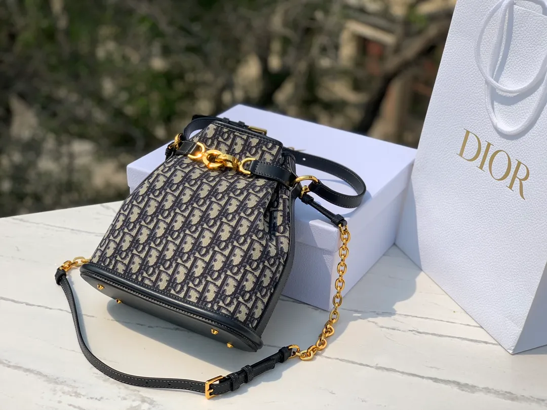 ❗️❗️❗️Free shipping with SF Express for year-end events❗️❗️❗️ 💰1600 Size: 24×10×24.5cm Hong Kong channel order! Dior CEST presbyopic bucket bag, elegant and classic, blue oblique presbyopic fabric, unique bucket bag shape like a money bag! Rotating D letter opening and closing CD lock, tightening the bag mouth for high security, when loosened, the whole bag also has a casual and lazy feeling. The two long and short shoulder straps can be adjusted and the chain can be detached. The hard base is placed for a more three-dimensional effect, and the atmosphere is full! The main one is a tongle to achieve the freedom of the bag, sisters!