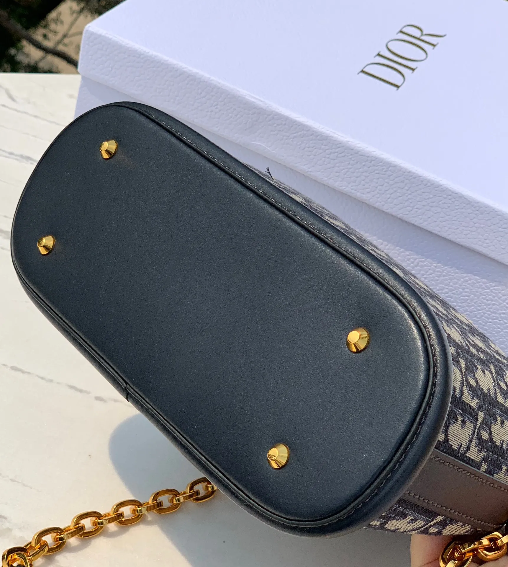 ❗️❗️❗️Free shipping with SF Express for year-end events❗️❗️❗️ 💰1600 Size: 24×10×24.5cm Hong Kong channel order! Dior CEST presbyopic bucket bag, elegant and classic, blue oblique presbyopic fabric, unique bucket bag shape like a money bag! Rotating D letter opening and closing CD lock, tightening the bag mouth for high security, when loosened, the whole bag also has a casual and lazy feeling. The two long and short shoulder straps can be adjusted and the chain can be detached. The hard base is placed for a more three-dimensional effect, and the atmosphere is full! The main one is a tongle to achieve the freedom of the bag, sisters!