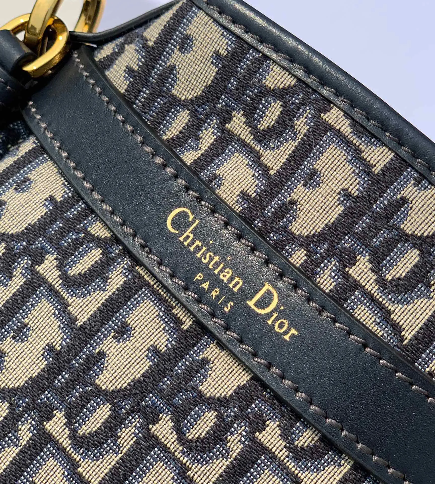 ❗️❗️❗️Free shipping with SF Express for year-end events❗️❗️❗️ 💰1600 Size: 24×10×24.5cm Hong Kong channel order! Dior CEST presbyopic bucket bag, elegant and classic, blue oblique presbyopic fabric, unique bucket bag shape like a money bag! Rotating D letter opening and closing CD lock, tightening the bag mouth for high security, when loosened, the whole bag also has a casual and lazy feeling. The two long and short shoulder straps can be adjusted and the chain can be detached. The hard base is placed for a more three-dimensional effect, and the atmosphere is full! The main one is a tongle to achieve the freedom of the bag, sisters!