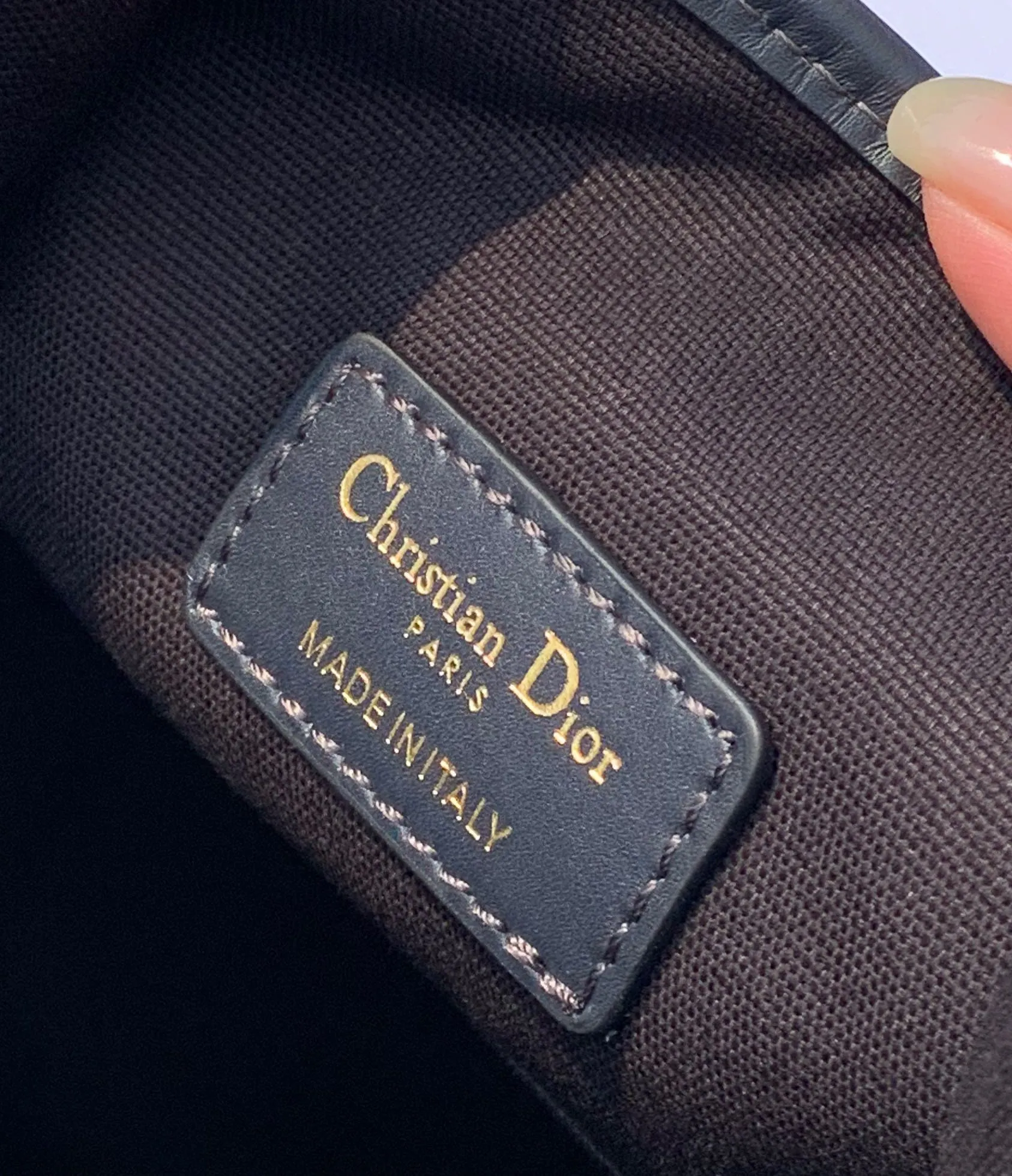 ❗️❗️❗️Free shipping with SF Express for year-end events❗️❗️❗️ 💰1600 Size: 24×10×24.5cm Hong Kong channel order! Dior CEST presbyopic bucket bag, elegant and classic, blue oblique presbyopic fabric, unique bucket bag shape like a money bag! Rotating D letter opening and closing CD lock, tightening the bag mouth for high security, when loosened, the whole bag also has a casual and lazy feeling. The two long and short shoulder straps can be adjusted and the chain can be detached. The hard base is placed for a more three-dimensional effect, and the atmosphere is full! The main one is a tongle to achieve the freedom of the bag, sisters!