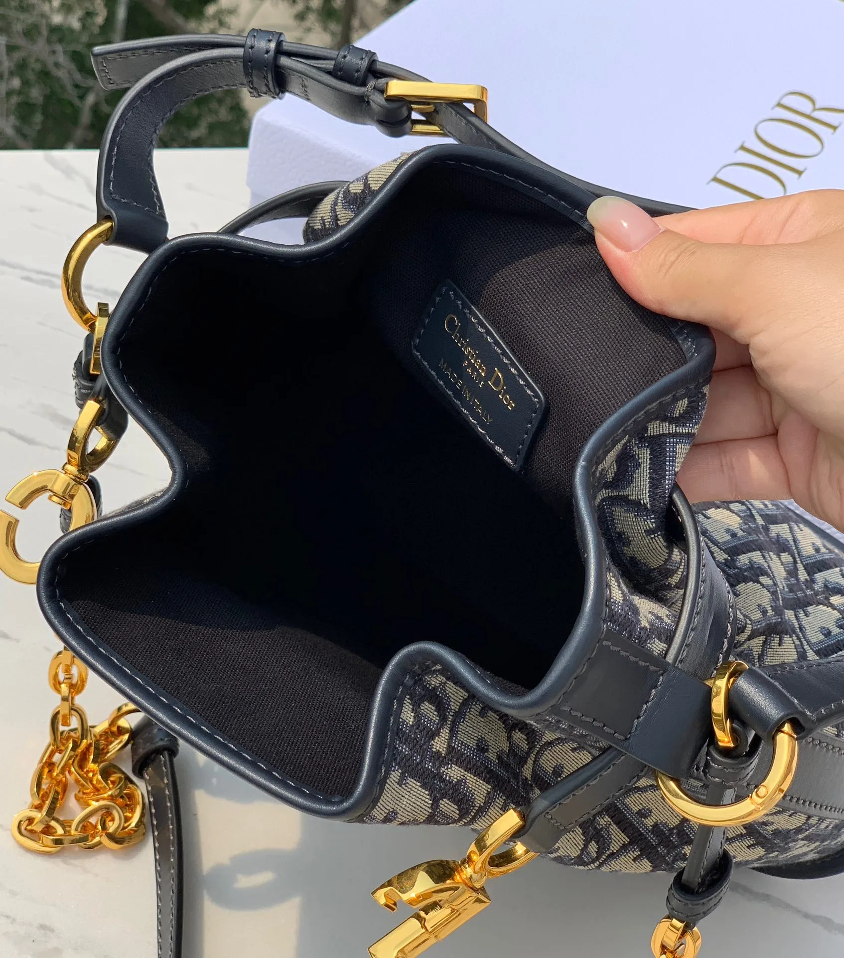 ❗️❗️❗️Free shipping with SF Express for year-end events❗️❗️❗️ 💰1600 Size: 24×10×24.5cm Hong Kong channel order! Dior CEST presbyopic bucket bag, elegant and classic, blue oblique presbyopic fabric, unique bucket bag shape like a money bag! Rotating D letter opening and closing CD lock, tightening the bag mouth for high security, when loosened, the whole bag also has a casual and lazy feeling. The two long and short shoulder straps can be adjusted and the chain can be detached. The hard base is placed for a more three-dimensional effect, and the atmosphere is full! The main one is a tongle to achieve the freedom of the bag, sisters!