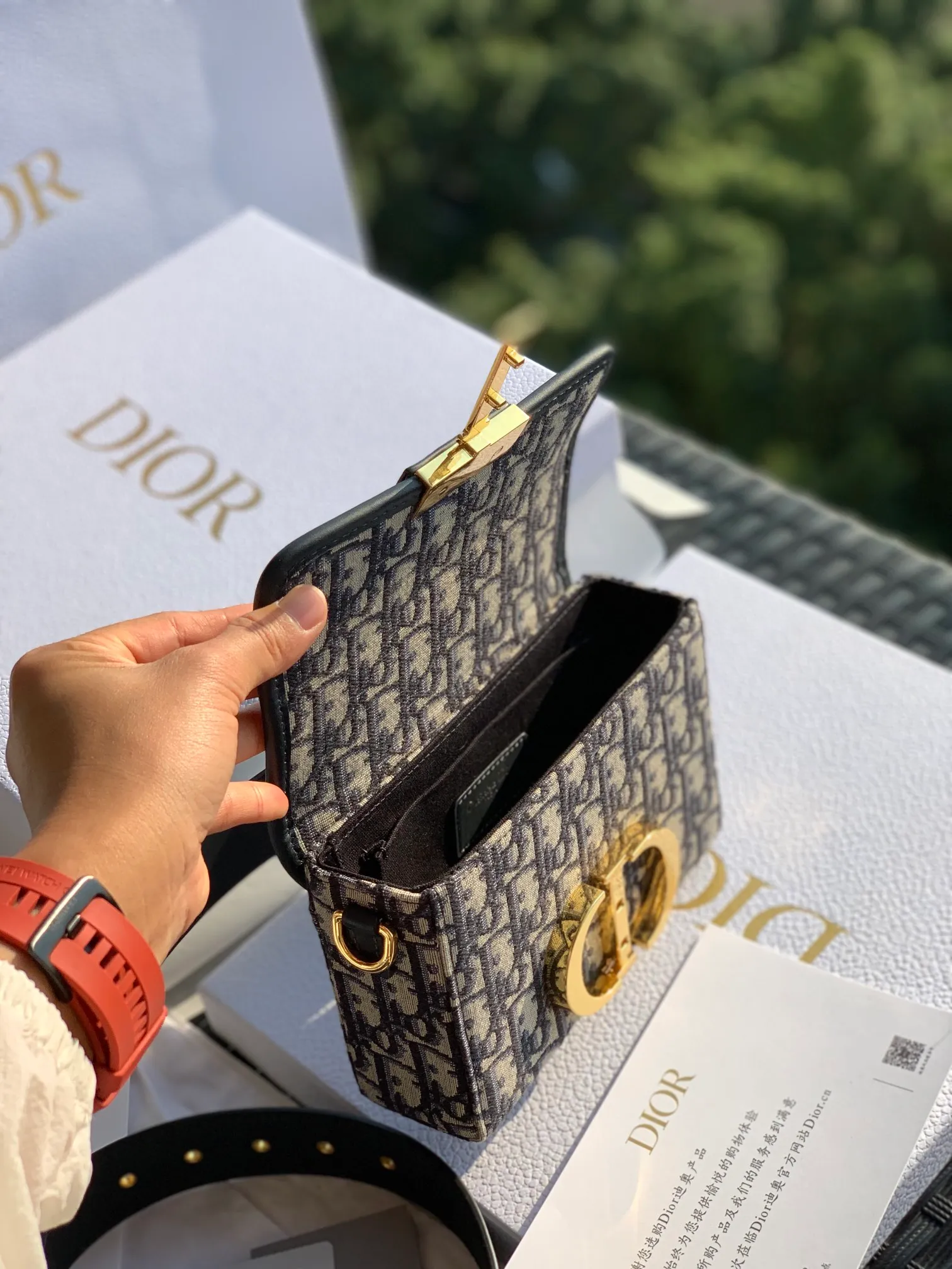 ❗️❗️❗️Free shipping with SF Express for year-end events❗️❗️❗️💰1400 Mini Montaigne size: 17.5 x 11.5 x 5cm This real star bag will never go out of style no matter how many years it takes. If you want to buy it, buy a reliable one. This is a truly reliable channel purchased from a counter. It is a channel that buys your favorites on behalf of others. I will sell it at a real price. When you see the details, you will understand the great value. It must be what it looks like at the counter. It is an absolutely reliable overseas channel! !