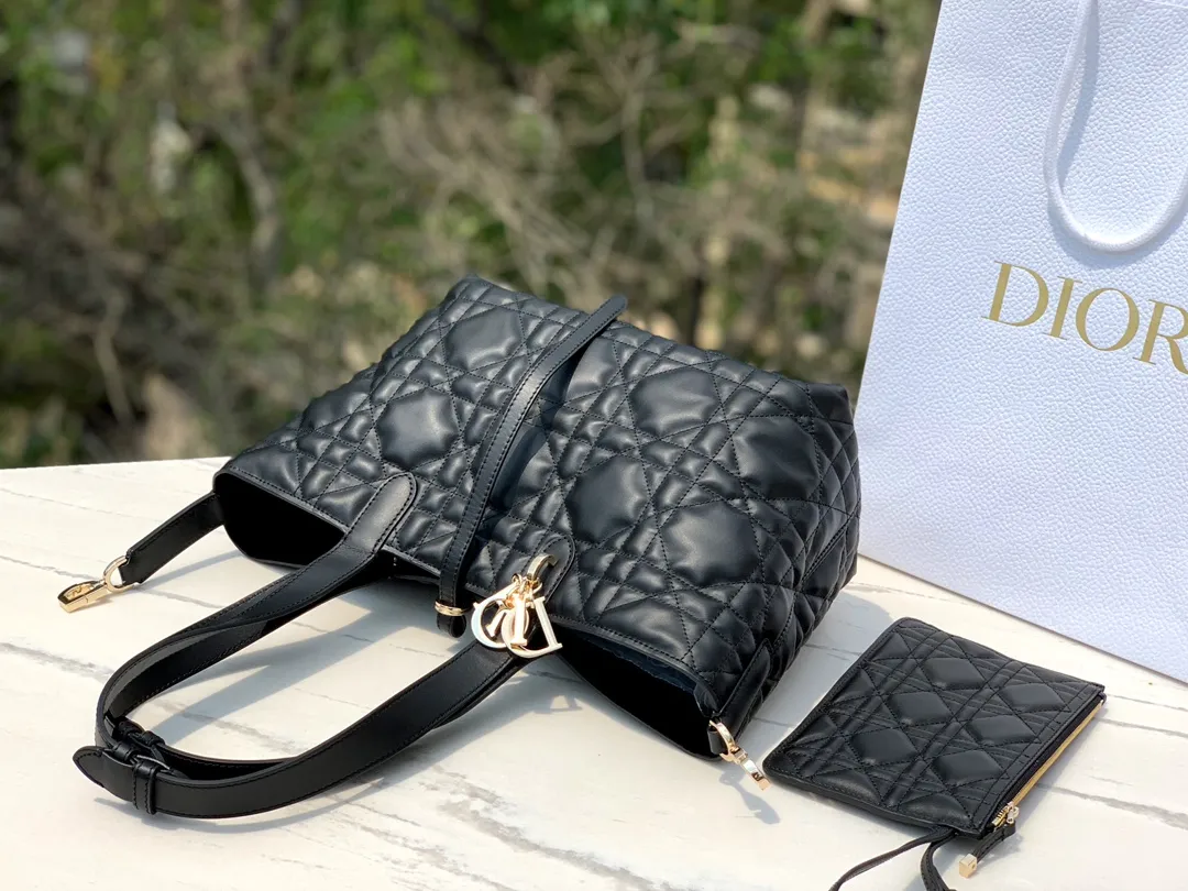 Top upgraded version 💰2000 Size: 28.5×21.5×19cm Hong Kong channel order! The medium-sized black DIOR Toujours shopping bag has already been carried by those with high fashion acumen. It is cooler than expected, and it has a sassy and lazy feeling. The familiar oversized cannage pattern and the customary CD buckle unbuckle in recent years have transformed from a square bag into a large tote bag, which is really amazing👍👍👍 It is very easy to carry at first glance. It is suitable for daily commuting to the gym. It also has a built-in small leather bag, which is detachable and can be used alone! The key point is that the length can be adjusted on the wrist, and it can be carried under the armpit. This detail is so attractive. It will no longer get stuck under the armpit and make you feel uncomfortable. This one will take you to kill all directions. It is not subject to any style restrictions. This season's blockbuster hit, what are you waiting for?