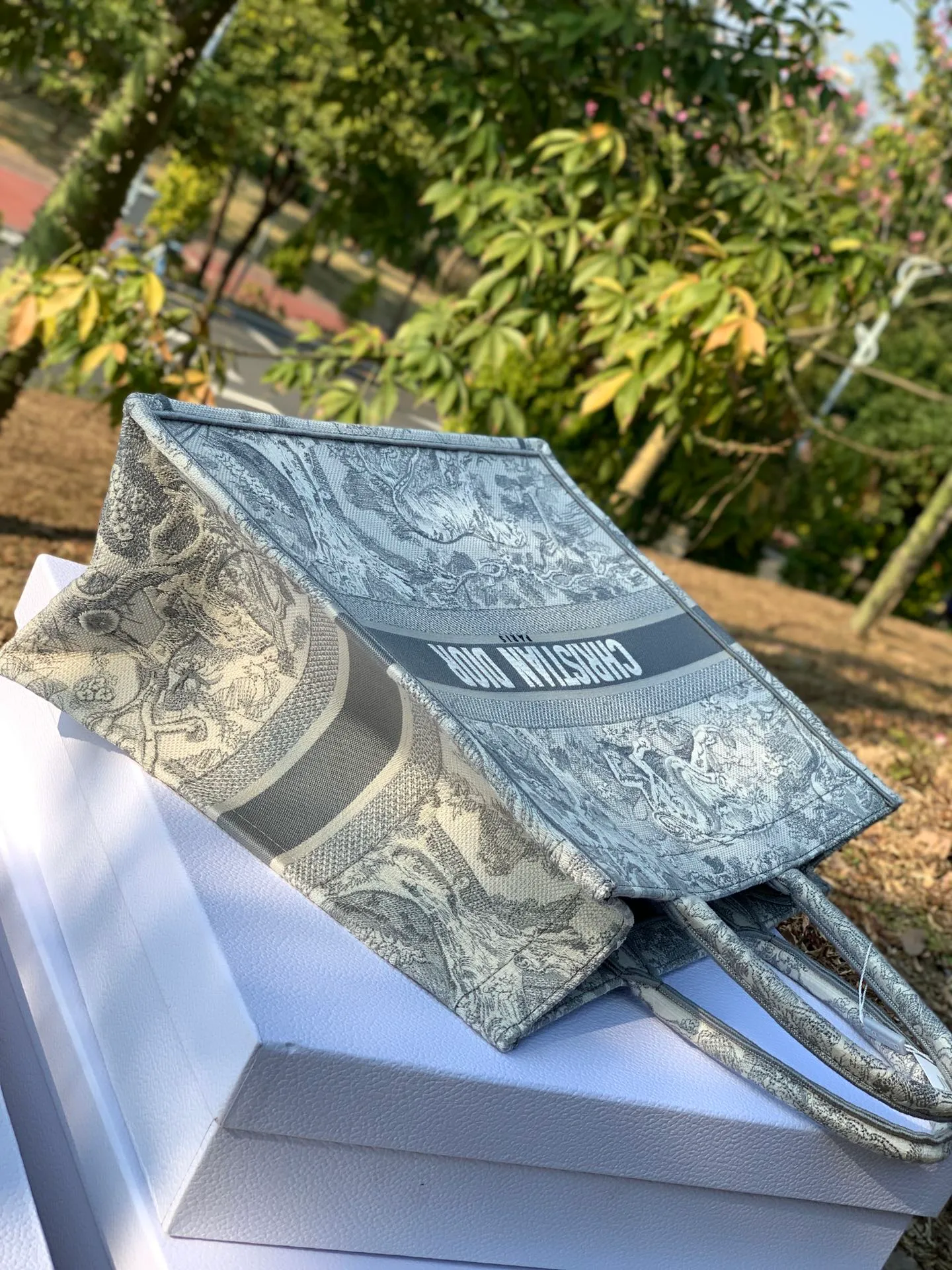 Top upgraded version 💰1560 Dimensions 41.5 x 35 x 18 cm Large If you plan to go to the counter to buy his, just come here. Our Dio has always relied on word of mouth, especially this brand that convinces people with texture. The embroidery process of millions of stitches, there is really no way to fake it, good texture is written on the face! It is of pure blood, very suitable for counters. It is warm, artistic and shows temperament. The embroidered presbyopic fabric looks very expensive at first glance. It has earned enough attention when going out!