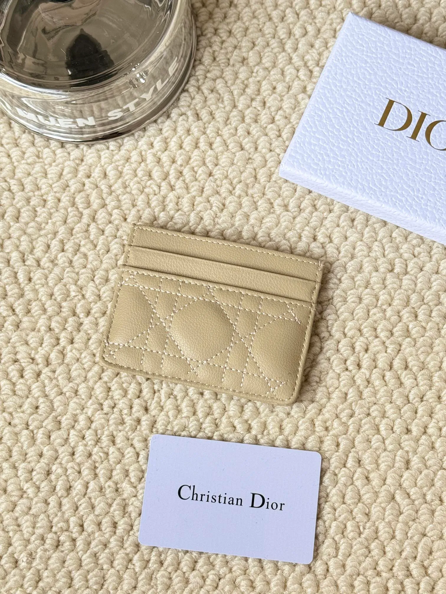 💰110 No.: S5130 Carefully crafted from soft cowhide, decorated with cannage pattern topstitching and embellished with the "CD" logo on the front. Elegant and sophisticated, it has five card slots and is suitable for various occasions. Size: 10.5*7.5cm Dior Caro five-compartment card holder is a new product this season, elegant and practical.