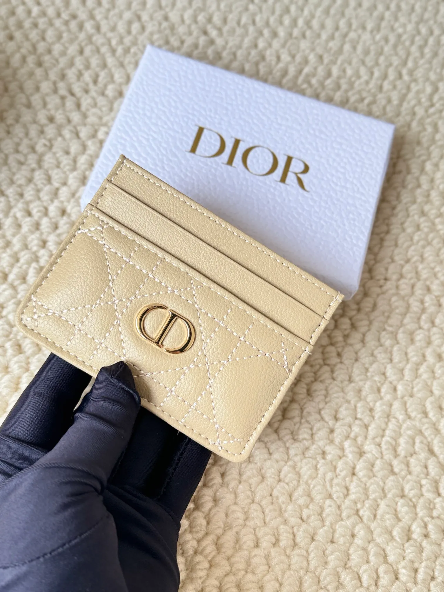 💰110 No.: S5130 Carefully crafted from soft cowhide, decorated with cannage pattern topstitching and embellished with the "CD" logo on the front. Elegant and sophisticated, it has five card slots and is suitable for various occasions. Size: 10.5*7.5cm Dior Caro five-compartment card holder is a new product this season, elegant and practical.