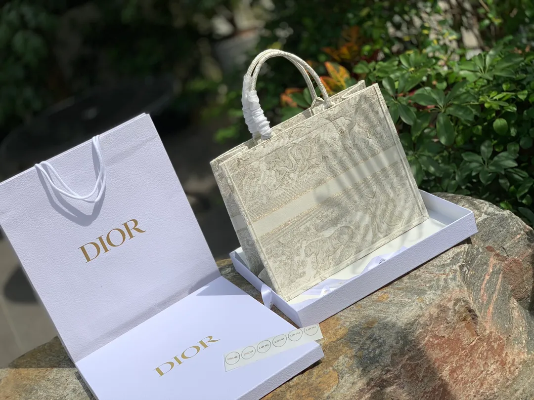 Top upgraded version 💰1560 size 41.5 x 35 x 18 cm tiger style. Original factory channels! The weaving process is extremely complicated, and imported machines must be used to achieve such density and three-dimensionality! Every stitch and every thread is of value! This is the Book Tote in several platinum colors launched in D'O's 2022 early spring vacation series. It is also the "goddess model" in the Tote series! Elegant and rich in details, the whole body is decorated with golden-toned Jouy print embroidery, and the fairy-like gold thread three-dimensional pattern embroidery reflects exquisite craftsmanship, making the overall bag gorgeous, retro, high-end, and romantic! A super luxurious tote bag! You can steal the show at banquets, events, and parties!