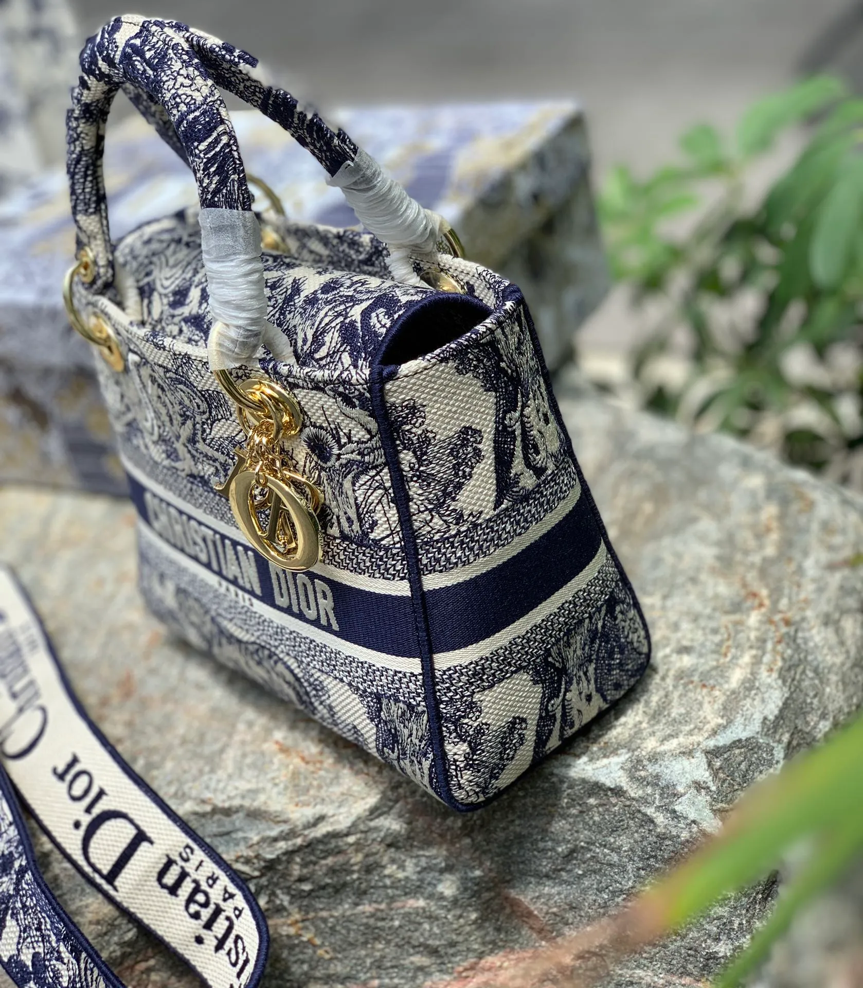 Top upgraded version 💰1800 Size: 24 x 20 x 11 CM blue and white tiger style. Original factory channels! The color, material, weave, and density of the embroidery thread are all identifiable. There is no pressure at all when entering and exiting the counter. You can appreciate its pride through real photos! This embroidered series of Princess Diana bags is simply beautiful to a new level! Breaking the conventional Princess Diana design, the cloth material and high-density embroidery are refreshing. It is elegant and elegant, and the wide shoulder strap is added, practical and beautiful!